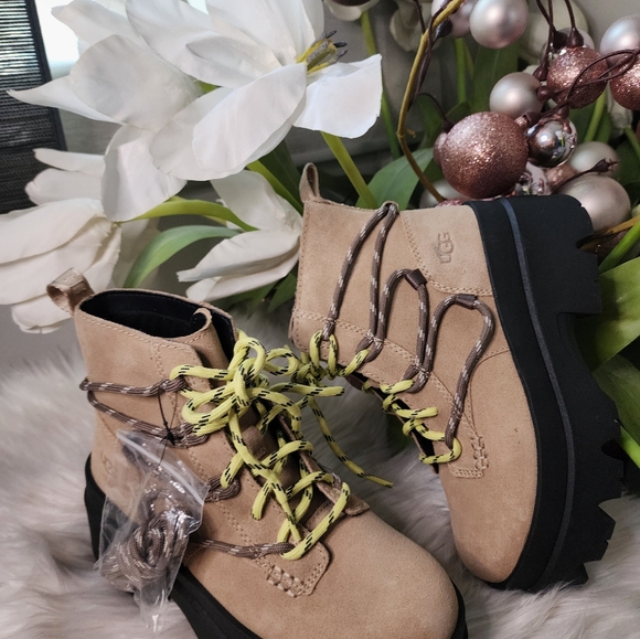 UGG Brisbane Lace-up Waterproof Boot new - Picture 3 of 10